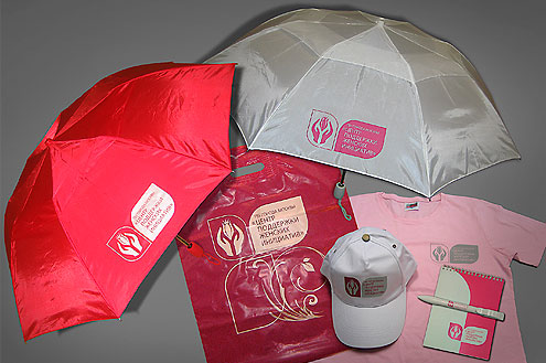 Корпоративные подарки - бейсболка и футболка, зонты, фирменный пакет, блокнот, ручка